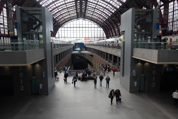 Antwerpen, Belgien, 3. April 2022, Blick auf Menschen in der Abflughalle des Hauptbahnhofs in Antwerpen, Belgien. — Stockfoto