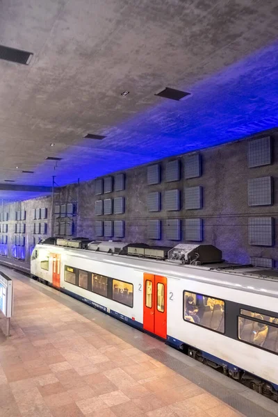 Antwerpen, Belgien, 3 mars 2022, Ett tåg anländer till plattformen för Antwerpen-Central järnvägsstation, en av de vackraste järnvägsstationer i världen. — Stockfoto