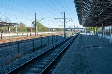 Brecht, Antwerp, Belçika, 3 Nisan 2022, Noorderkempen 'deki Boş Tren İstasyonu.