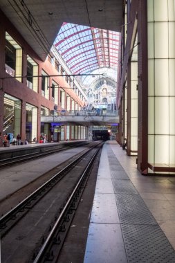 Antwerp, Belçika, 3 Nisan 2022, ünlü Antwerp tren istasyonundaki boş yeraltı tren platformu. 2009 'da Newsweek dergisi Antwerpen-Centraal' ı dördüncü olarak değerlendirdi.