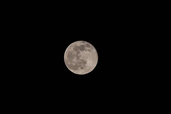超级满月，深色背景，放置在视频中，横幅，2022年3月在比利时安特卫普拍摄 — 图库照片