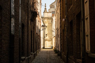 MECHELEN, Malin, Antwerp, BELGIUM, 28 Mart 2022, Mekke, Flanders, Belçika 'nın Groot Begijnhof bölgesindeki boş sokak. Yüksek kalite fotoğraf.
