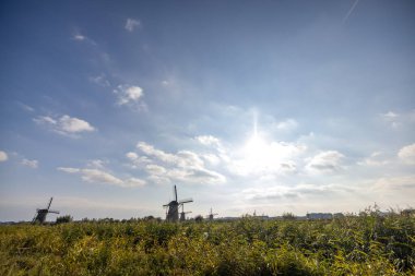 UNESCO 'nun dünya mirası sitesi Kinderdijk' teki ünlü Hollanda yel değirmenlerinin yatay resmi. Fotoğrafta, Hollanda 'nın güneyindeki Kinderdijk kentinde inşa edilen 19 değirmenden beşi yer alıyor.