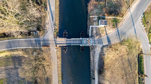 Ovanifrån med drönare av en ritbro över kanalen Dessel-Schoten i Rijkevorsel, Antwerpen, Belgien — Stockfoto