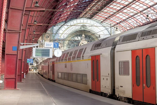 Antwerp, Belçika, 3 Nisan 2022, Antwerp Merkez İstasyonu 'ndan kalkan tren. Antwerp Merkez dünyanın en önemli ve en güzel tren istasyonlarından biridir..