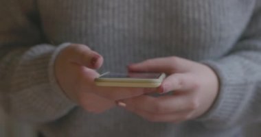 Akıllı telefonlu genç bir bayana yakın dur, mutlu kız ayakta cep telefonu kullanıyor. Çevrimiçi bağımlılık kavramı, sosyal medya, SMS mesajları, seks randevuları, internet
