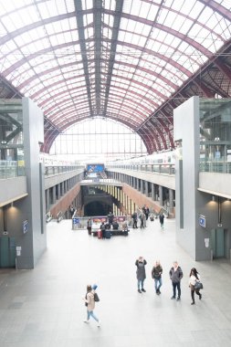 Antwerp, Belçika, 3 Nisan 2022, Belçika, Antwerp, Belçika 'daki Merkez Tren İstasyonu' nun kalkış salonundaki insanlara bakın..