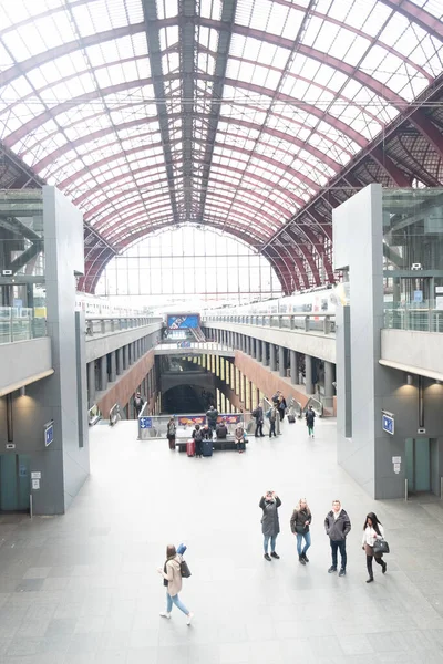 Antwerpen, Belgien, 3 april 2022, Utsikt över personer i avgångshallen på centralstationen i Antwerpen, Belgien. — Stockfoto