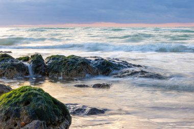 Güzel kayalık sahilde gün doğumu