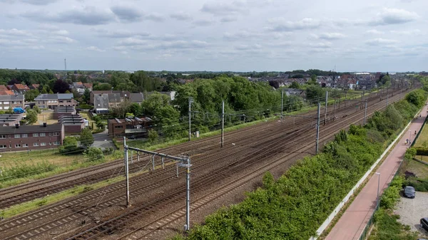 Malines, Anversa, Belgio, 16 maggio 2022, Ferrovia vuota che attraversa Mechelen — Foto Stock