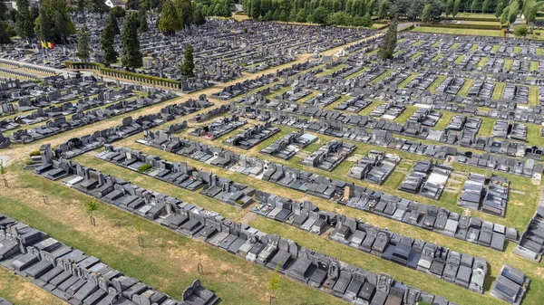 ベルギーのメヘレン市の墓地や墓の空中ドローンビュー。墓地上からの眺め. — ストック写真
