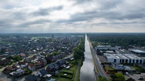 Rijkevorsel, Belçika, 14 Nisan 2022, Rijkevorsel, Kempen, Belçika 'daki Dessel Schoten kanalı hava fotoğrafında Sint Jozef' in küçük bir köyü.