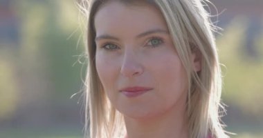 Beyaz tenli, sarı saçlı, beyaz tenli, güzel, genç bir insan yüzü olan beyaz bir kadının önünde kameraya açık ve kendinden emin bir şekilde ciddi bir şekilde bak. Avrupalı Belçikalı kadın portresi, insanlar, duygular ve