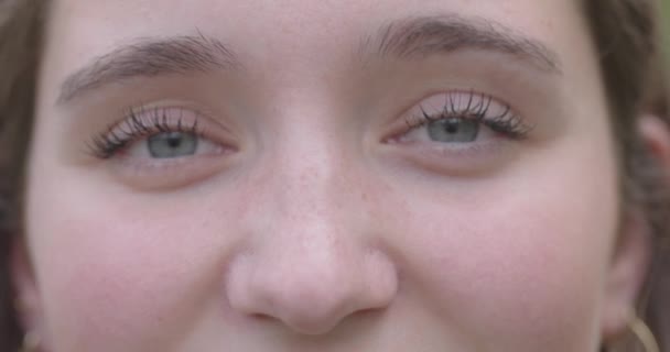 Schöne Mädchen Mit Blaugrauen Augen Großaufnahme Die Junge Frau Öffnet — Stockvideo