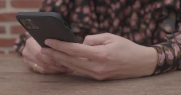 Gros Plan Des Mains Des Femmes Tenant Téléphone Cellulaire Avec — Video
