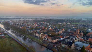 Rijkevorsel, Belçika, 14 Nisan 2022, Rijkevorsel, Kempen, Belçika 'daki Dessel Schoten kanalı hava fotoğrafında Sint Jozef' in küçük bir köyü.