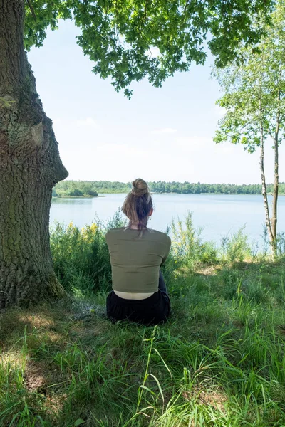 Joven Morena Sentada Bosque Verde Disfruta Del Silencio Belleza Naturaleza — Foto de Stock