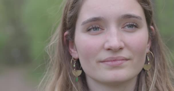 Nahaufnahme Einer Kaukasischen Frau Ein Schönes Junges Menschliches Gesicht Mit — Stockvideo