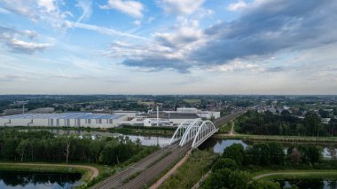 Duffel, Antwerp, Belçika, 18 Mayıs 2022, Mekke şehri üzerinden Nete nehri üzerindeki bir köprüden geçen boş demiryolu. Yüksek kalite fotoğraf