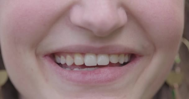 Großaufnahme Lächelnder Lippen Nach Dem Sprechen Unteres Gesicht Großaufnahme Des — Stockvideo