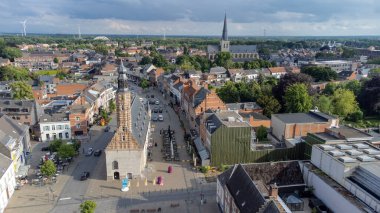 Herentals, Belçika, 7 Haziran 2022, Herentals şehir merkezinin havadan insansız hava aracı görüntüsü, tarihi ortaçağ Kumaş Salonu ve ortasında Carillon ile çan kulesi. Yüksek kalite fotoğraf