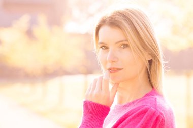 Güzel, güçlü ve bağımsız genç bir kadının güzel makyajlı ve zarif saç stili kameraya bakarken şehvetli portresi. Güzellik, moda ve makyaj konsepti. Yüksek kalite fotoğraf