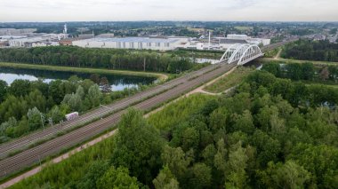 Duffel, Antwerp, Belçika, 18 Mayıs 2022, Mekke şehri üzerinden Nete nehri üzerindeki bir köprüden geçen boş demiryolu. Yüksek kalite fotoğraf