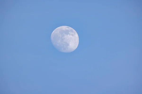 满月在云中 高质量的照片 — 图库照片
