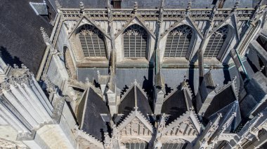 MECHELEN, Malines, Antwerp, BELGIUM, 16 Mayıs 2022, St. Rumbolds katedralinin ön cephesi ve çatısının ayrıntıları güneyden görüldü, Belçika Mechelen 'de hava aracı manzarası. - Evet. Yüksek