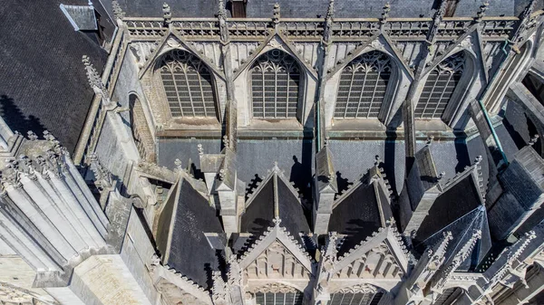 MECHELEN, Malines, Antwerp, BELGIUM, 16 Mayıs 2022, St. Rumbolds katedralinin ön cephesi ve çatısının ayrıntıları güneyden görüldü, Belçika Mechelen 'de hava aracı manzarası. - Evet. Yüksek