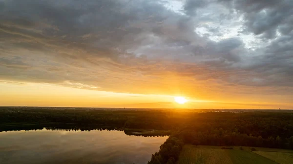 Twórcze Tło Piękny Atmosferyczny Zachód Słońca Niebie Nad Leśnym Jeziorem — Zdjęcie stockowe