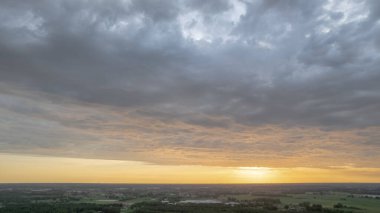 Şehir dramatik yağmur bulutu altındayken banliyöde hava manzarası inanılmaz. Küresel ısınma, kara fırtınayı, dramatik yağmur bulutlarını, dramatik gökyüzünü, bir dron tarafından vurulmayı etkiler. Yüksek kalite fotoğraf