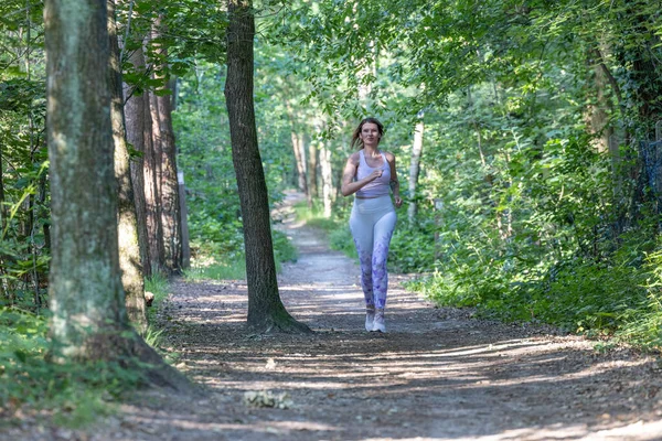 Rubia Caucásica Joven Fitness Mujer Corriendo Por Sendero Del Bosque — Foto de Stock