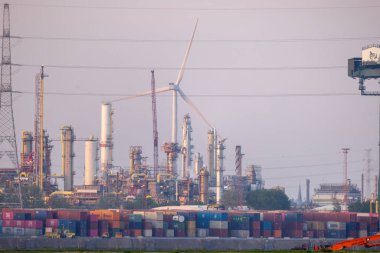 Antwerp, Belçika, Avrupa, 20 Nisan 2022, sisli bir akşamda bir sıra konteynır ve vinç Antwerp Limanı 'na girdi. Yüksek kalite fotoğraf