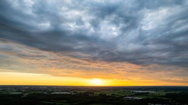 Şehir dramatik yağmur bulutu altındayken banliyöde hava manzarası inanılmaz. Küresel ısınma, kara fırtınayı, dramatik yağmur bulutlarını, dramatik gökyüzünü, bir dron tarafından vurulmayı etkiler. Yüksek kalite fotoğraf