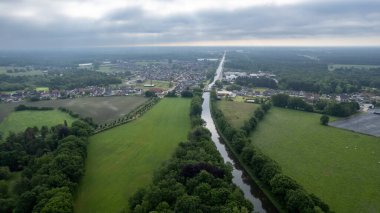 Rijkevorsel, Belçika, 14 Nisan 2022, Rijkevorsel, Kempen, Belçika 'daki Dessel Schoten kanalı hava fotoğrafında Sint Jozef' in küçük bir köyü.