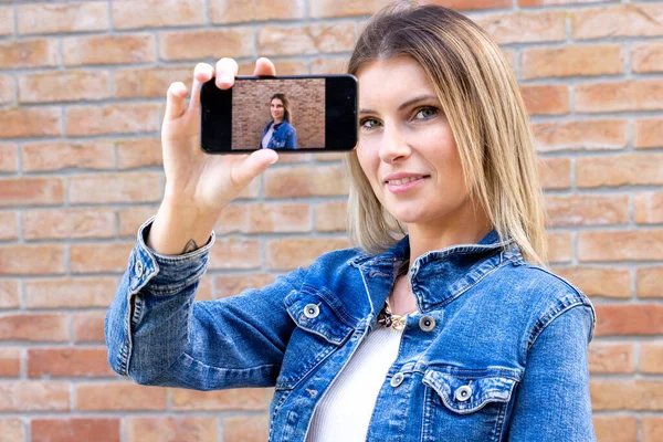 Attractive Blonde Caucasian Influencer Woman Makes Self Portrait Smartphone View — Stock Photo, Image
