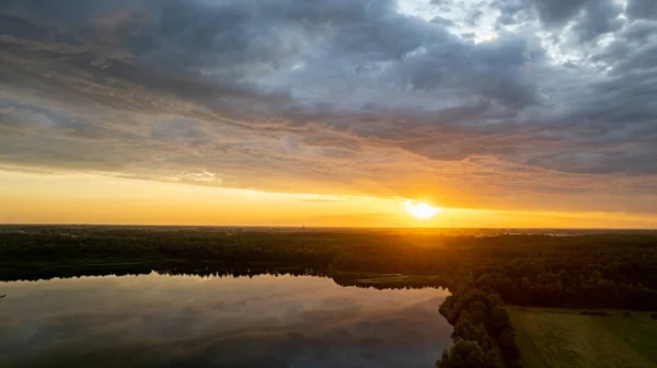 Vista Aérea Disparada Por Drone Pôr Sol Costa Lago Natureza — Fotografia de Stock