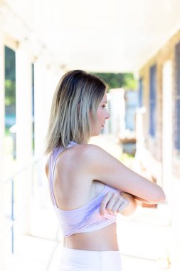 İnce, formda, güzel bir kadın sabah parkta spor yapıyor renkli spor kıyafetleriyle, mutlu, sağlıklı bir yaşam tarzıyla gülümsüyor, sıcak yaz, soyunuyor, seksi bir vücut. Yüksek kalite fotoğraf