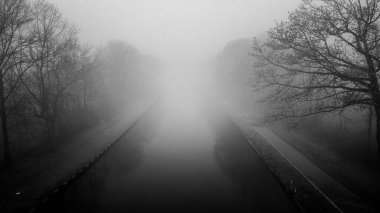 Nehrin üzerinde uçan bir dronun Mnokrom panoramik görüntüsü. Resimli duvar kâğıdı. Toprağın güzelliğini keşfedin. Siyah beyaz yüksek kaliteli fotoğraf.