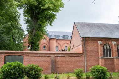 25 Haziran 2022, Westmalle, Belçika, etraftaki duvarın Detailview 'i ve Westmalle Manastırı' nın ana binalarından biri, sarışın, kahverengi ve trippel süprüntücü birası ile ünlüdür. Yüksek kalite fotoğraf