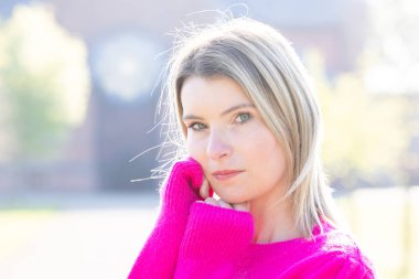 Çekici, çekici bir kızın portresi. El teması. Hafta sonunun tadını çıkar. Yüksek kalite fotoğraf