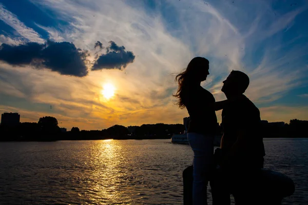 Silhouette Una Coppia Amorevole Che Coccola Durante Tramonto Dorato Riflesso — Foto Stock