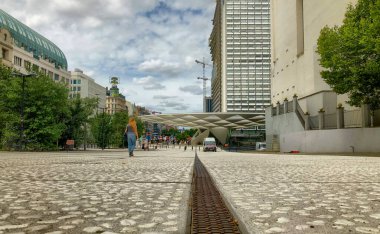 Brüksel, Belçika, 08 Haziran 2022, boş kare zemin ve Brüksel 'deki binalarla birlikte modern şehir silueti. Yüksek kalite fotoğraf
