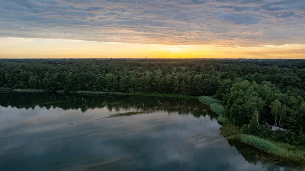 Vista Aérea Disparada Por Drone Pôr Sol Costa Lago Natureza — Fotografia de Stock