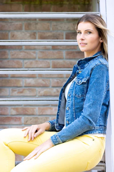 Élégante Fille Brune Portant Gilet Jeans Shirt Blanc Jean Jaune — Photo