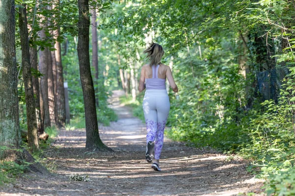 Rubia Caucásica Joven Fitness Mujer Corriendo Por Sendero Del Bosque — Foto de Stock