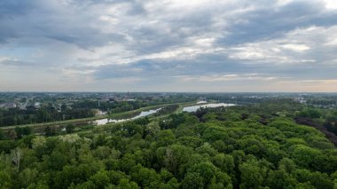 Duffel, Antwerp, Belçika, 18 Mayıs 2022, Mekke şehri üzerinden Nete nehri üzerindeki bir köprüden geçen boş demiryolu. Yüksek kalite fotoğraf