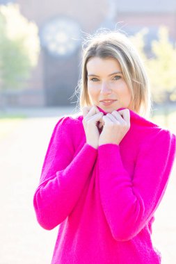 Çekici, çekici bir kızın portresi. El teması. Hafta sonunun tadını çıkar. Yüksek kalite fotoğraf