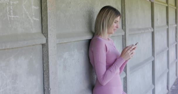 Młoda Blond Biała Sportowa Kobieta Różowej Odzieży Sportowej Używa Telefonu — Wideo stockowe